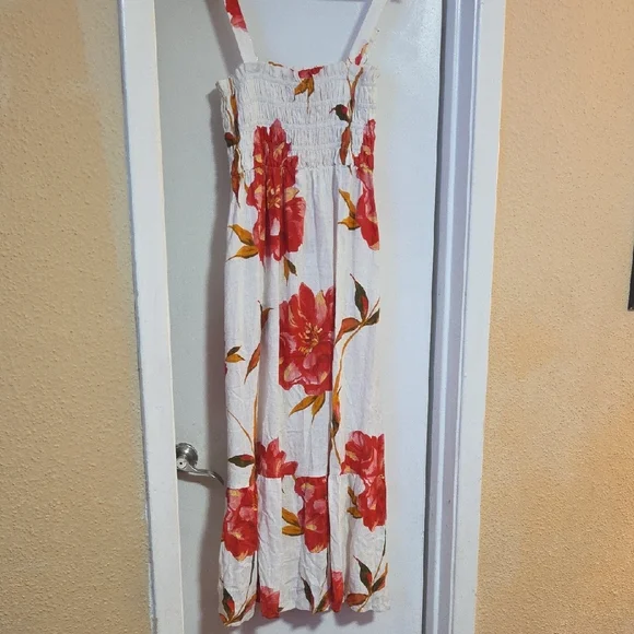 WHITE CLOSET ELEMETS Chic Floral Maxi Dress in Red and White - Picture 5 of 8
